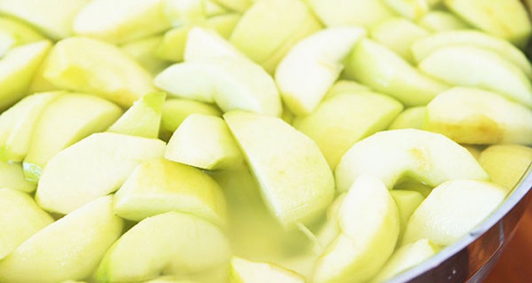 روشی بری جلوگیری از تغییر رنگ و قهوه ای شدن سیب پوست کنده شده